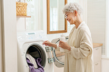 洗濯機を使うミドル女性