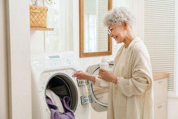 洗濯機を使うミドル女性