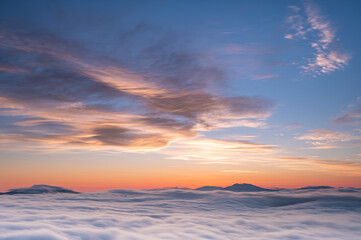 Fototapeta na wymiar 雲海と鮮やかなグラデーションに染まる夜明けの空。