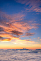 雲海と鮮やかなグラデーションに染まる夜明けの空。