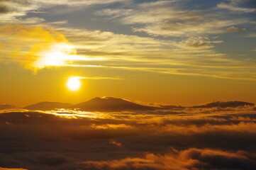 Fototapeta na wymiar 朝陽と雲のドラマチックな朝の空。