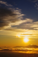 朝陽と雲のドラマチックな朝の空。