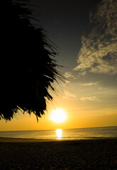 puesta de sol en la playa