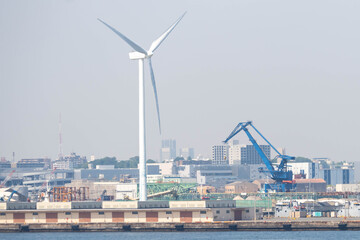 Fototapeta na wymiar 横浜港にある風力発電所 
