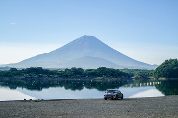 精進湖からの富士山とシルバーのSUV