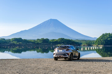 精進湖からの富士山とシルバーのSUV