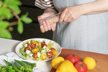 キッチンでサラダを調理する女性