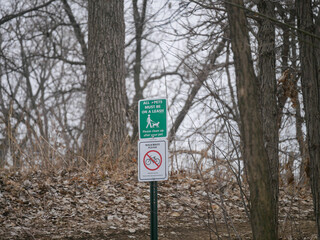 leash dog sign