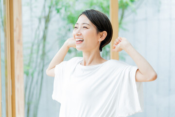 伸びをする日本人女性