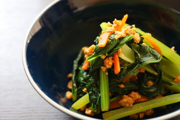 Japanese spinach and carrot side dish