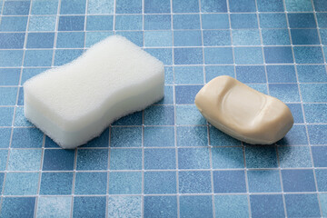 タイルに置かれたスポンジと石鹸　sponge