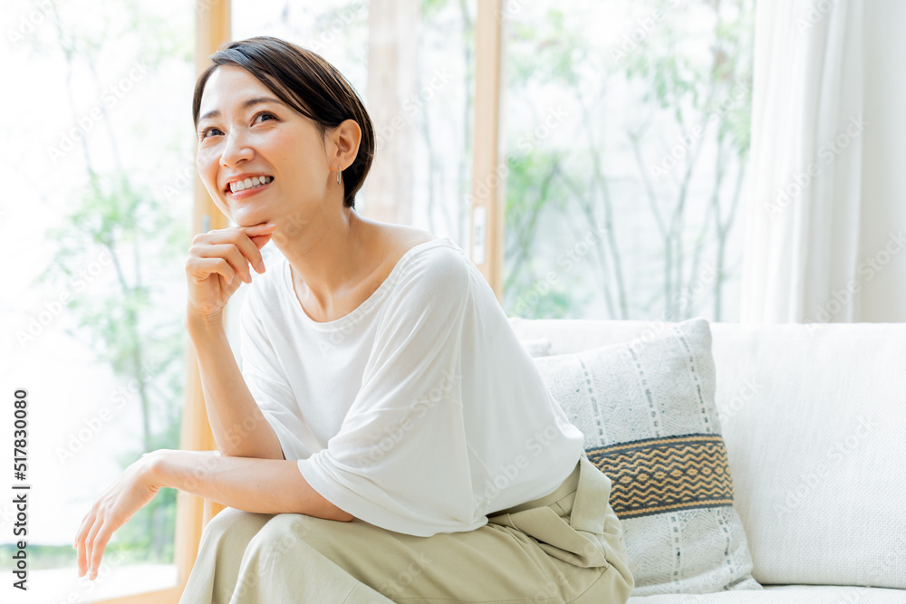 Wall mural 考える日本人女性