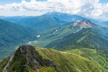 西穂高独標から上高地大正池と焼岳その先に雄大な乗鞍岳を望む - obrazy, fototapety, plakaty