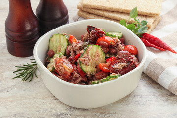 Tuna salad with bean and tomato