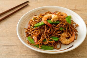 stir-fried yakisoba noodles with green peas and shrimps