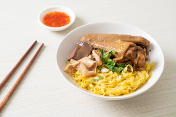Egg noodles served dry with braised duck