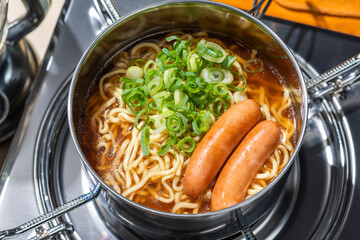 アウトドアキャンプでインスタントラーメンを食べる