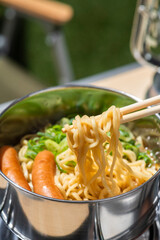 アウトドアキャンプでインスタントラーメンを食べる