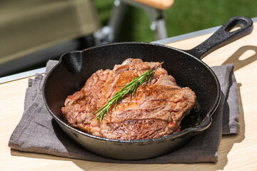 スキレット鍋で調理したステーキ肉のキャンプ飯