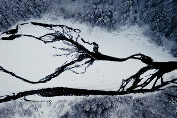 Landschaft Winter Blick nach unten mit Drohne in der Schweiz 