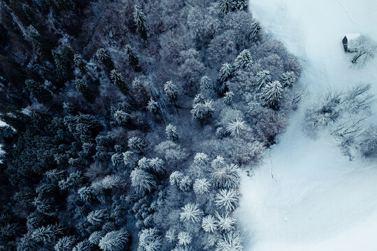 Winter Landschaft mit Schnee Schweiz von oben verschneit Drohne