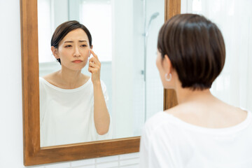 鏡を見る日本人女性