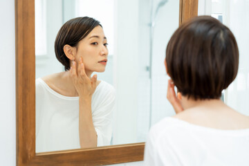 鏡を見る日本人女性