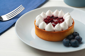 Shortcrust tartlets with cream cheese and berry jam