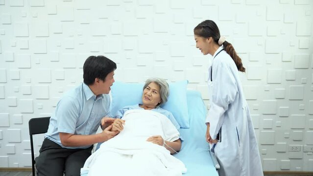 Female doctor said the results of the treatment improved. of an elderly patient in the patient room after treatment. Female patient and her son had no concerns.