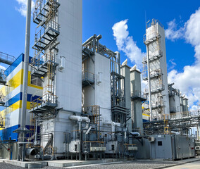 Production of oxygen and nitrogen from the air. Appearance of the distillation column and the main heat exchanger for air separation