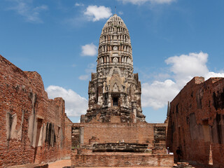 Fototapeta premium ワット・ラーチャブラナの仏塔