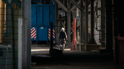 Fototapeta premium Ouvrier sur le port
