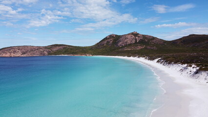 Luftbild eines blauen Strandes im Südwesten Australiens. Hellfire Bay im Nationalpark Cape le Grand. Berg- und Ozeanlandschaft. Wilde Natur.