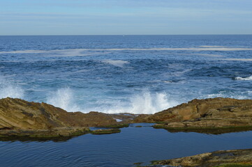 Une vague de l'océan s'éclate sur un rocher