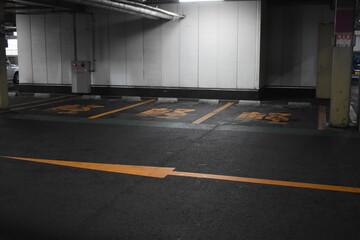ショッピングモールの立体駐車場