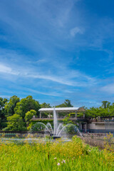 京都　琵琶湖疏水の噴水と川　青空