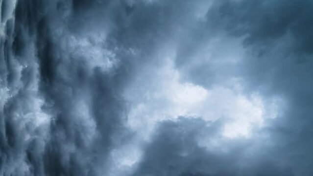 ≪縦素材≫　流れゆく雲　タイムラプス映像
cloudscape