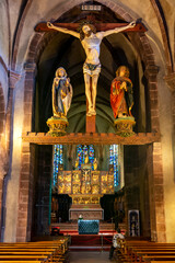Statues médiévale du christ sur la croix et de l'adoration dans une vieille église en France