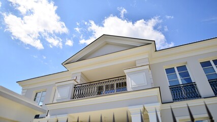 Obraz premium New single family house in a residential area in calm neighborhood.