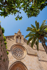 Zabytkowy kościół z przepiękną rozetą wbudowany w mury miasta. Kościół swiętego Jakuba, Alcudia, Majorka, Hiszpania.  - obrazy, fototapety, plakaty