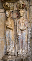 Statues romanes à l'entrée de la basilique Saint-Just de Valcabrère, Haute-Garonne, Pyrénées, France