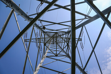 Nahaufnahme, Detailaufnahme eines großen stählernen Strommasten.
