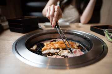 焼肉を焼く女性