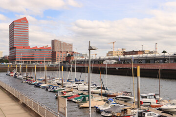 Maritimes Flair in der Bremer Überseestadt; Europahafenkopf mit Zechhaus und Schuppen 2