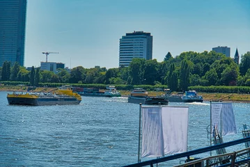 Deurstickers Binnenschiffe auf dem Rhein bei Bonn © Prieshof PixEL