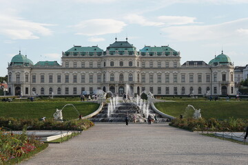 Schloss Belvedere in Wien aus Sicht des Schlossparks - obrazy, fototapety, plakaty