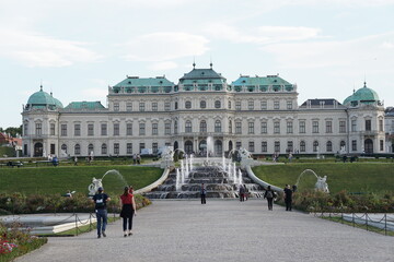 Schloss Belvedere in Wien aus Sicht des Schlossparks - obrazy, fototapety, plakaty
