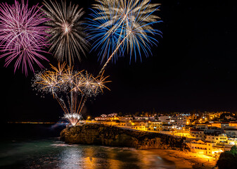 Neujahrs-Feuerwerk in Carvoeiro, Algarve Portugal