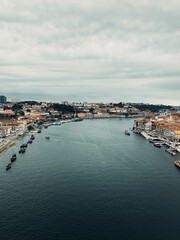 Fototapeta na wymiar Le Dourou, fleuve de Porto au Portugal avec des bateaux 