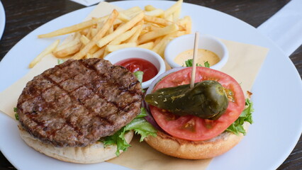 おしゃれなハンバーガーのランチプレート